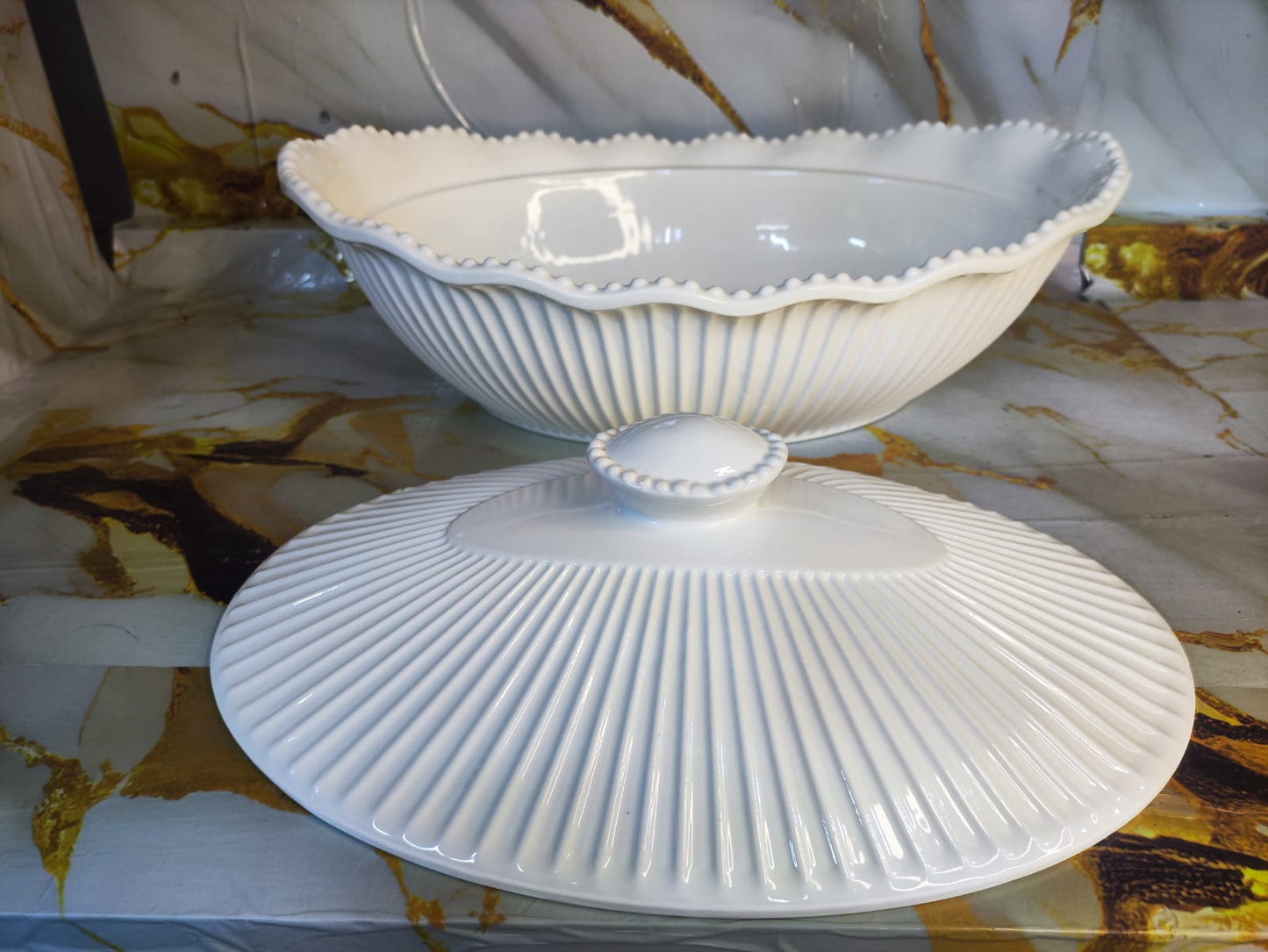 Ceramic bowl with lid