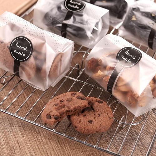 100pcs Translucent Plastic Bags, BetterJonny Cellophane Bags with 100Pcs Hand Made Stickers for Cookie, Cake, Chocolate, Candy, Bakery Party Supplies