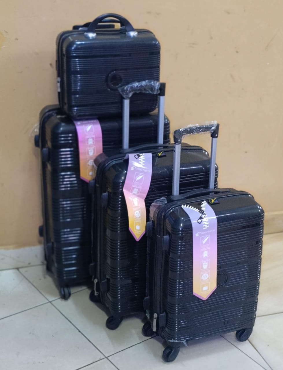 *4 in 1 Luxurious unbreakable Suitcase*