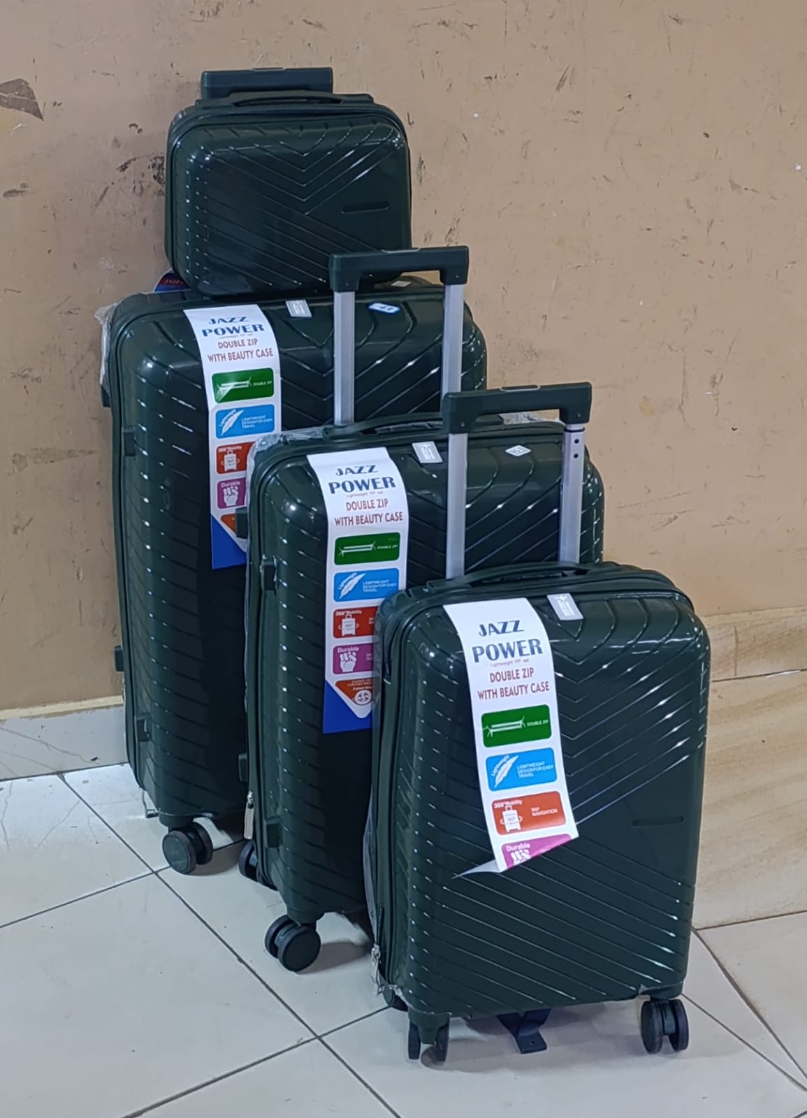 *4 in 1 Luxurious unbreakable Suitcase*