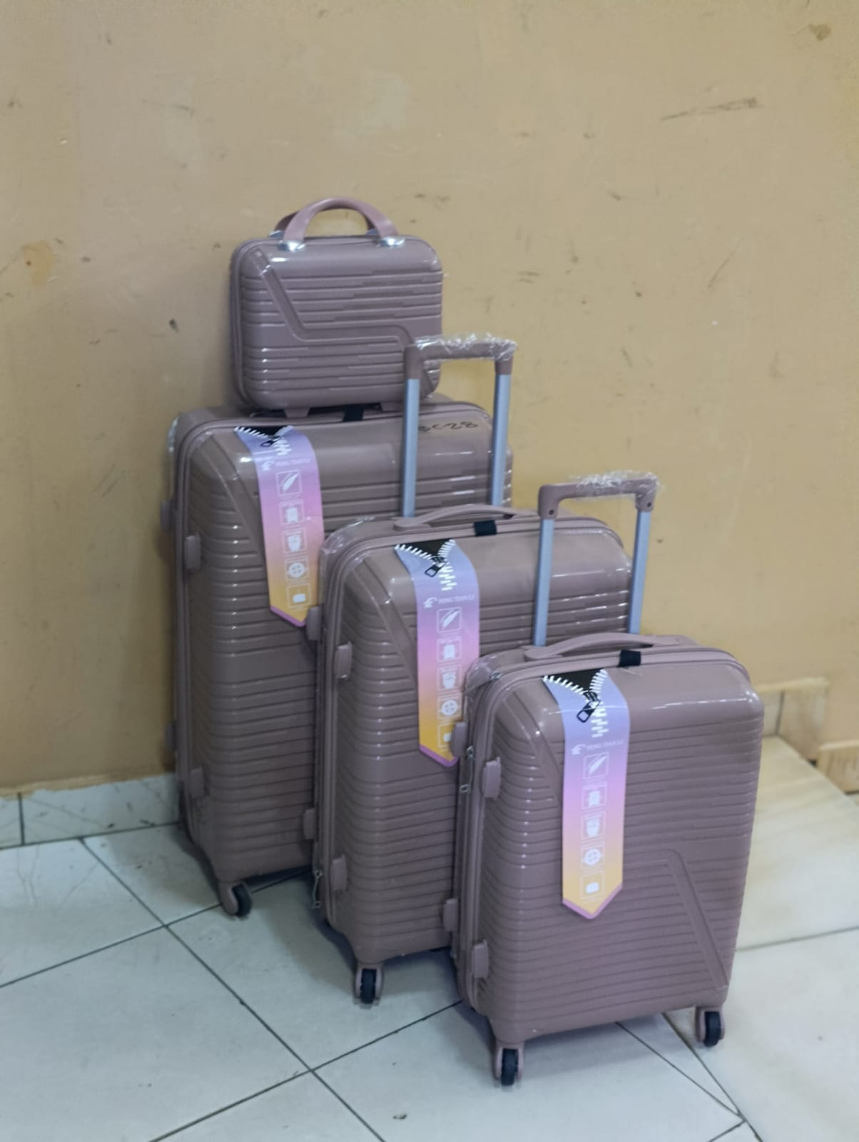 *4 in 1 Luxurious unbreakable Suitcase*