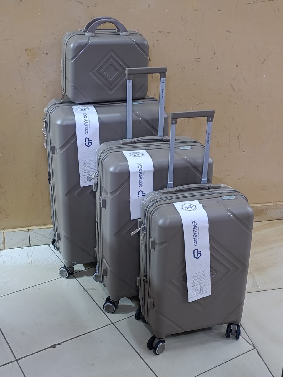 *4 in 1 Luxurious unbreakable Suitcase*